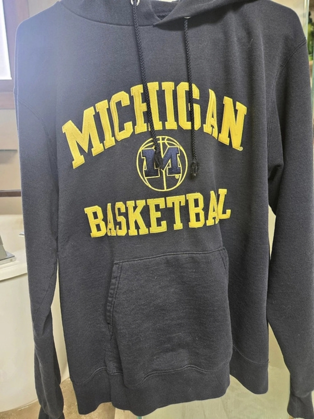 NWOT University Of Michigan Basketball Embroidered Mens M Hoodie Sweatshirt